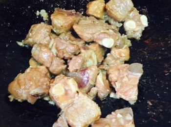 step3: 燒熱油鑊，加入腩排及蒜蓉大火快炒至轉色，倒入<span class="group_3">醬汁</span>兜匀熄火。