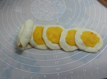 step6: 再將其餘5塊粉糰疊起,由第一塊開始卷起到尾