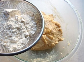 step8: 再次篩入麵粉。