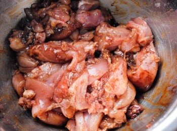 step1: 將雞肉切小塊，然後用<span class="group_2">醃料</span>醃雞肉最少一個小時