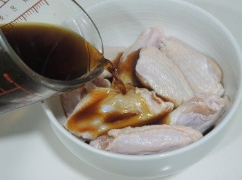 step1: 照橈<a href="https://bit.ly/3zHU5V3" target="_blank" data-keyword="雞翼" class="guide-link"><strong>雞翼</strong></a> <span style="display:inline-block;vertical-align:middle;margin-top:-3px;color:initial;border-radius:3px;padding:2px 3px;font-size:12px;line-height:14px;background:#87d300;color:#fff;">即買</span> ：<a href="https://bit.ly/3zHU5V3" target="_blank" data-keyword="雞翼" class="guide-link"><strong>雞翼</strong></a> <span style="display:inline-block;vertical-align:middle;margin-top:-3px;color:initial;border-radius:3px;padding:2px 3px;font-size:12px;line-height:14px;background:#87d300;color:#fff;">即買</span> 洗淨吸乾水份，用叉在<a href="https://bit.ly/3zHU5V3" target="_blank" data-keyword="雞翼" class="guide-link"><strong>雞翼</strong></a> <span style="display:inline-block;vertical-align:middle;margin-top:-3px;color:initial;border-radius:3px;padding:2px 3px;font-size:12px;line-height:14px;background:#87d300;color:#fff;">即買</span> 的雞皮那一邊尖一些小孔，方便入味。加入所有調味料醃浸最少1小時或最好過夜。