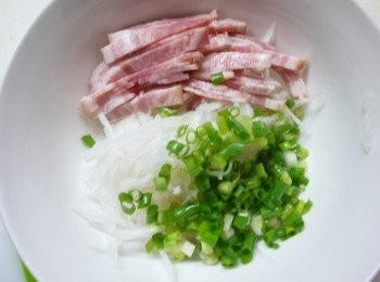 step1: 蘿蔔刨絲, 青葱切成葱花,培根切絲