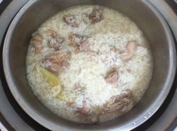 step5: 再放入鍋內用電鍋悶煮.外鍋水2杯即可