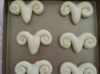 step9: 然後放入烤盤中，進行二次發酵，二發不宜過大，大概20到30分鐘即可。