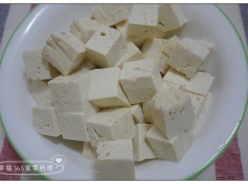 step2: 板豆腐切正方形小塊。
