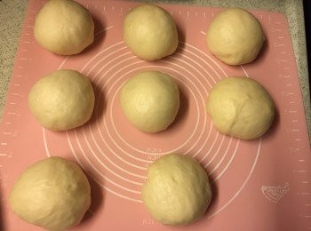 step4: 分割每份大約60-65g, 滾圓, 靜止10分鐘