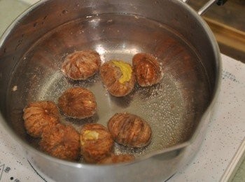 step2: 老闆有教我~生栗子殼膜不好剝去，要先滾水燒為川燙過，就可以輕而易舉的去除殼膜囉~