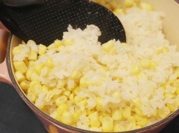 step6: 白飯吸滿著來自北海道水果玉米的甜味，不用擔心農藥問題吃得很安心唷 ♥