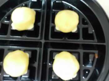 step4: 將麵團平均成大小一樣的小圓球,放入加熱的鬆餅機十字中間 烤熟後完成