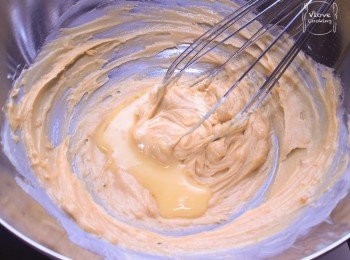 step3: 之後分2-3次倒入雞蛋拌勻