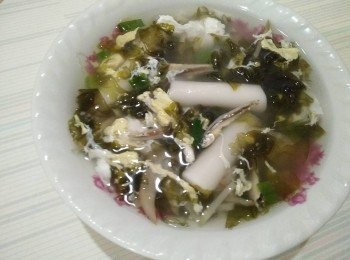 step2: 鍋中放入2000cc的水，依序放入澎湖野生紫菜、澎湖野生丁香、榨菜開大火燒開滾煮的讓全部<span class="group_1">食材</span>釋放出鮮味和甜酸味，待水燒開後，放入蛋液並用筷子攪拌放入鍋中；