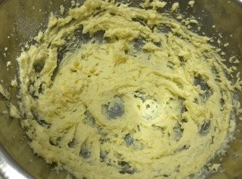 step2: 先用打旦器打開牛油，加入砂糖高速打至奶白逄鬆