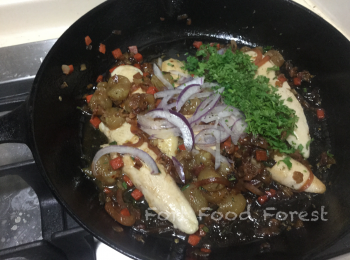 step13: 加入鷄柳, 餘下的洋葱絲及一半洋芫荽碎,略煮至鷄柳上色.