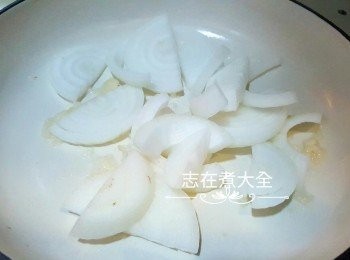 step2: 中小火燒熱鍋加入牛油炒香蒜蓉及洋蔥，約30秒