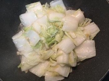 step6: 下白菜葉拌炒，加入鹽炒勻。邊炒白菜會出水喔～