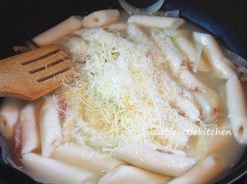 step3: 加入芝士煮 10 - 15 分鐘至稠身，下點糖調味