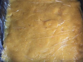 step4: 4. 煮好的奶皇用乾淨器皿盛好,並以保鮮紙覆蓋表面,否則會風乾,待完全放涼後,以密實袋包好,再放入密實盒內,要雪過夜後才可用