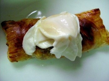 step8: 然後把水波蛋放上淋上<span class="group_3">荷蘭醬</span>。 <span class="group_3">荷蘭醬</span>的作法 準備三大匙左右的奶油，融化備用 二顆蛋黃加少許的鹽少許、二大匙的水、檸檬汁 1.隔水加熱蛋黃、二大匙的水、檸檬汁(要不停的攪拌) 攪拌的過程中，加入少許的鹽 2.再慢慢加入已融化的奶油 3.攪拌至漸漸濃稠時離火