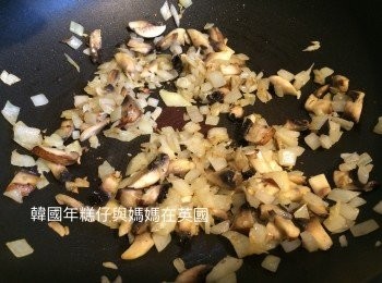 step4: 加入蘑菇炒一會，