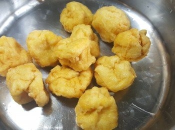 step2: 豆腐卜烚熟後，切半，備用。