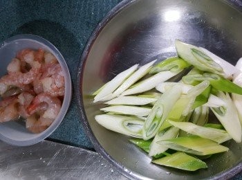 step1: 急凍蝦仁解凍後,用1茶匙生粉擦洗,再沖洗乾淨,再用<span class="group_2">醃蝦仁料:</span>鹽1/4茶匙,砂糖1茶匙,白胡椒粉少許,生粉1茶匙醃15分鐘以上待用.京蔥洗淨再斜切段