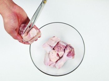 step1: 將雞肉塊裡的骨頭碎屑等雜質與內臟用清水洗淨去除後，用剪刀把雞肉剪成適當大小。