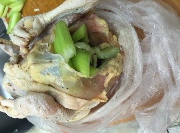 step3: 將醃好的雞小心從袋內拿出來
蒜頭、洋蔥和西芹塞入雞身
再將全雞放入慢煮袋