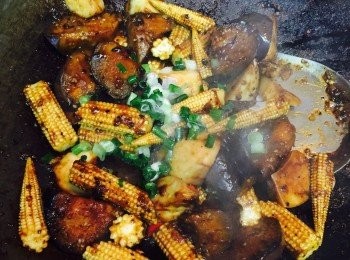 step4: 然後放入雞肶菇和粟米芯，炒匀後加入剩餘的2湯匙雞湯，加蓋焗約5分鐘至全部熟透。最後放指天椒及葱花快手炒匀即可。