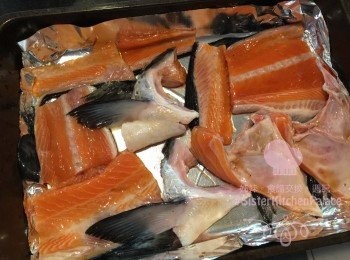 step3: 3. 三文魚放上焗盤，排好