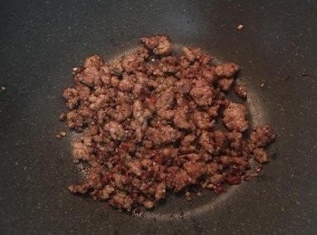 step7: 倒入少許醬油與糖嗆炒。