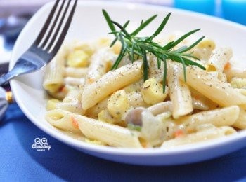 step9: Le Cream 不同於市售調味奶油，全程用心堅持以手工少量製作以確保消費者能收到最即時最新鮮的風味，並以口味多元化的選擇，因此也能讓我做出最香醇美味濃郁的迷迭香蒜味義大利麵，真的超美味!