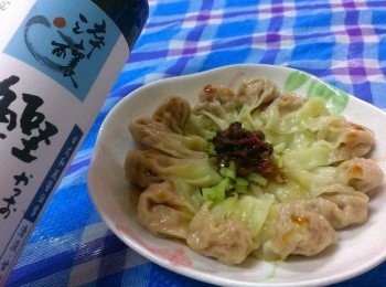 step3: 盛起加入淬釀靜岡鰹魚露、讓每一顆抄少手都沾到淬釀靜岡鰹魚露~少許的香油~芹菜珠~一小匙的干貝醬就可以上囉~