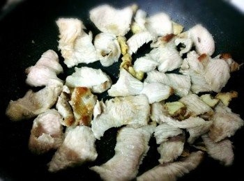 step1: 松松切片下鍋扁出油~利用這些爆香薑