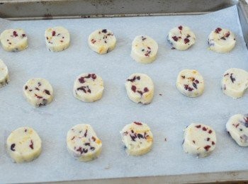 step5: 拿出餅乾糰，切成約半吋厚的小塊，放在烘焙紙上。放入已預熱180度焗爐，焗約12至15分鐘，或表面金黃色即成！