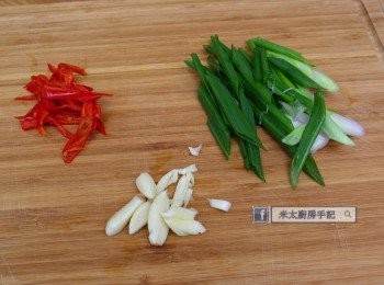 step3: 指天椒去蒂去籽，切絲；青蔥切段；蒜頭切片。