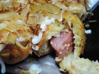 step13: 裡面有一大快的飛魚卵香腸，吃起來很過癮喔!!!