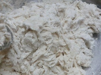 step2: 逐少加入水， 用手搓成麵糰，再加2湯匙橄欖油拌勻