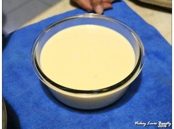 step7: 巳過篩的布丁液若有氣泡，建議用牙籤戳破，蒸後的表面就會比較光滑又平整