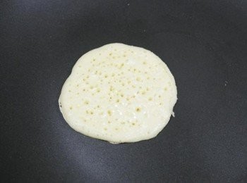 step5: 麵糊表面會慢慢的冒出氣泡~~~