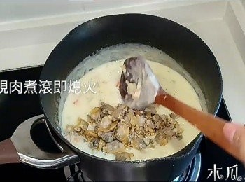 step4: 用黑胡椒、香草調味，再加淡忌廉和鮮奶 ；加入煙肉(可留少許煙肉作裝飾)，最後加入蜆肉煮滾即可熄火，即可