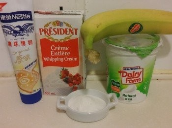 step1: 首先用電動打蛋機打忌廉變cream狀,不要打到太企身,除香蕉將所有材料混合到忌廉內攪勻。