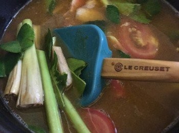 step10: 中火加熱至滾起，讓香料香味突出，加入少許魚露