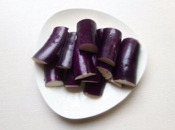 step3: 茄子先切成段,再剖成半片狀。