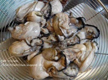 step1: 韓國蠔用生粉拌後再洗淨，汆水盛起後抹乾備用。