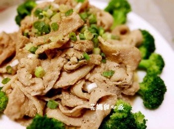 step2: 熱鍋後將肉片倒入快炒一下~因為是切薄片所以很快就熟囉!!起鍋前加入蔥末拌炒一下最後灑些胡椒鹽即可!