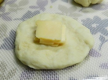 step4: 壓平後包入起司