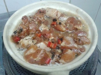 step3: 轉小火，加排骨，蓋上蓋，煮約15分鐘，關火，再焗15分鐘即成！