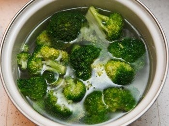 step2: 將花椰菜燙過後泡冷水備用。