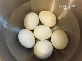 step4: 2的雞蛋煮好後，放入準備好的冰水中泡涼，剝除蛋殼