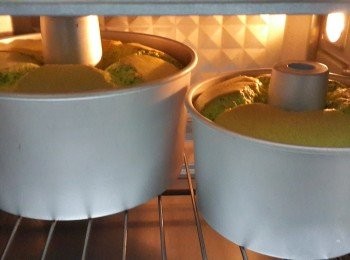 step19: 每一次看蛋糕升高，真的很滿足，烤了35分鐘後，可以拿竹籤插進去，拿出來沒有蛋糕糊粘著竹籤，代表熟（相反就要烤多幾分鐘讓蛋糕熟透）